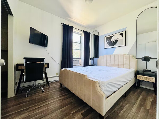 Foto del edificio - Furnished room/NOT APARTMENT