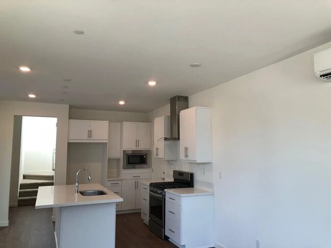 Building Photo - 454 Crate Ave