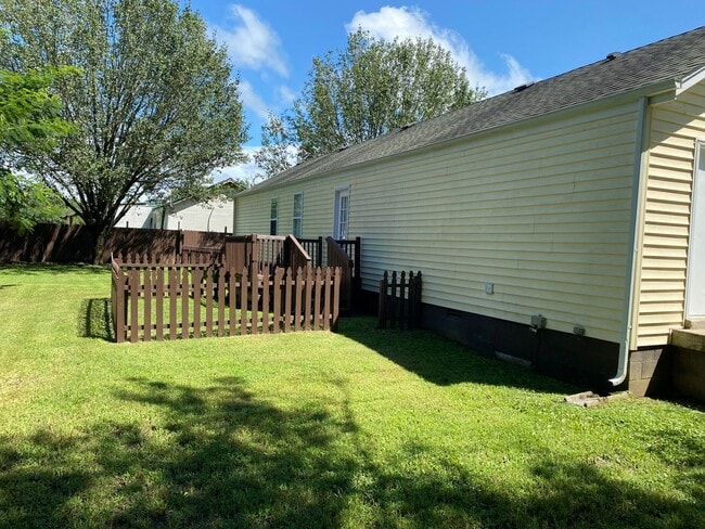 Building Photo - Remodeled ranch at end of street