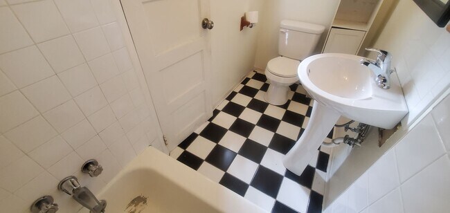 Foto del edificio - 3 & 4 Bedroom Units Just Steps from WWU
