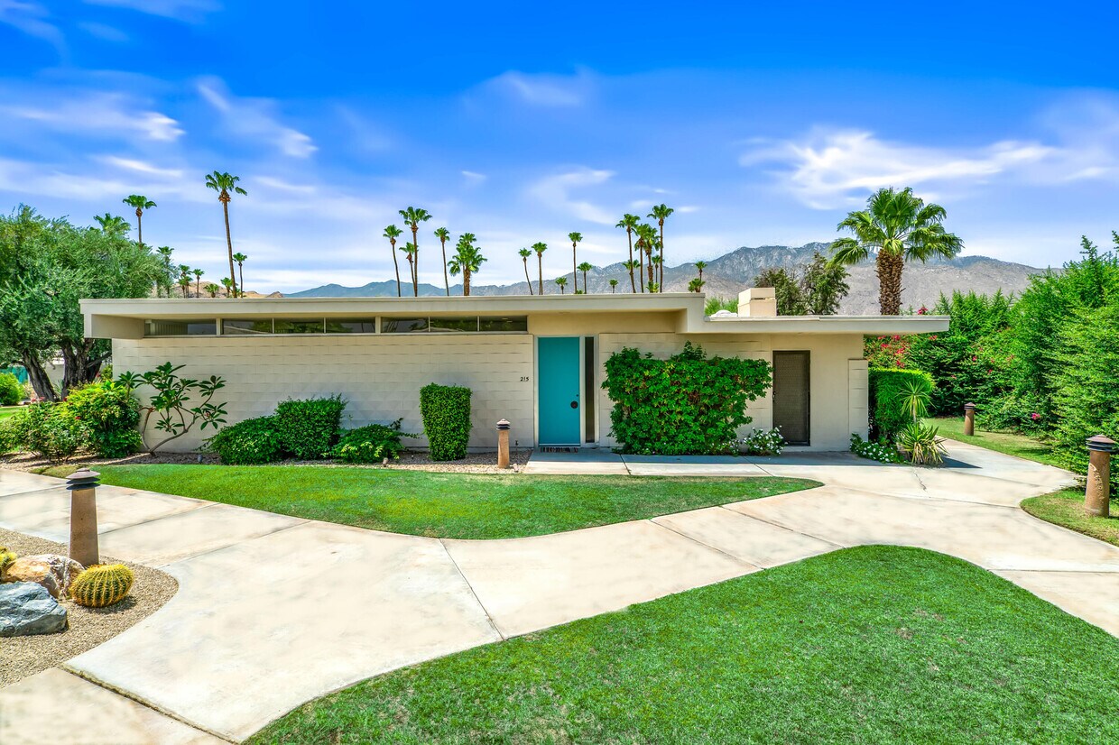 Primary Photo - 215 Desert Lakes Dr