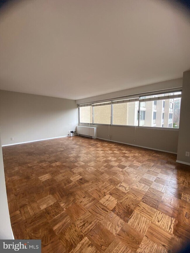 Foto del edificio - 5500 Friendship Blvd