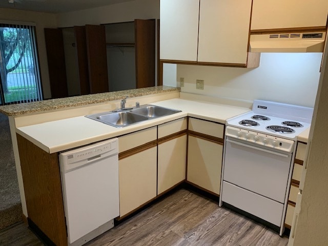 Kitchen - Pine Crest Apartments