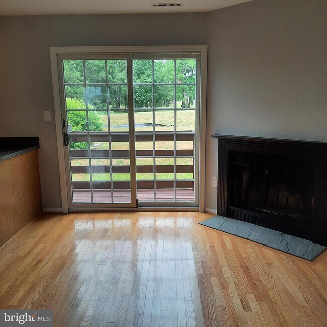 Foto del edificio - 102 Germantown Ct