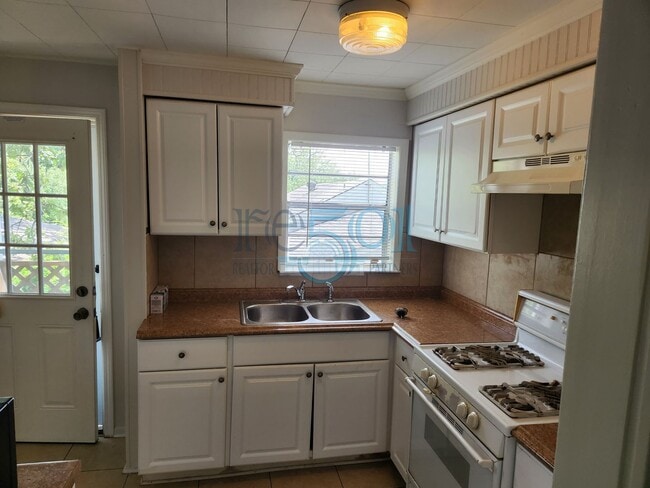 Building Photo - Great Apartment In Hillcrest across from Scott Field!!!!!