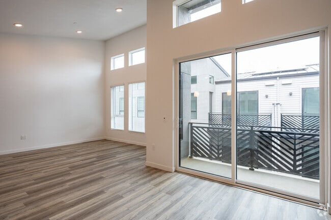 2BR, 2BA - 1,110SF - Living Room - Ventana on First