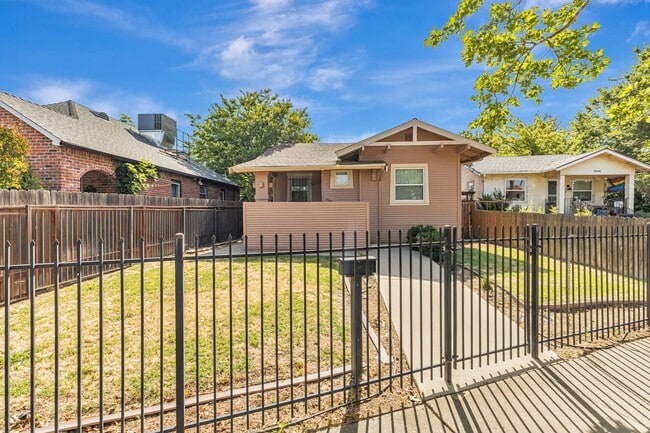 Photo - 3541 Stockton Blvd House