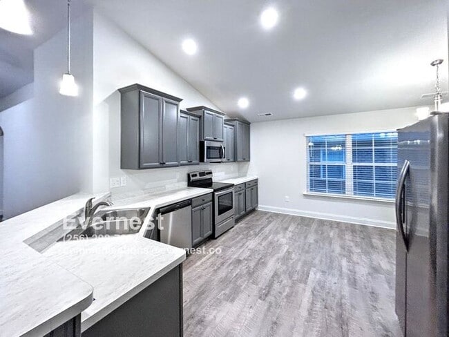 Building Photo - 4-Bedroom, 2-Bathroom Home with Modern App...