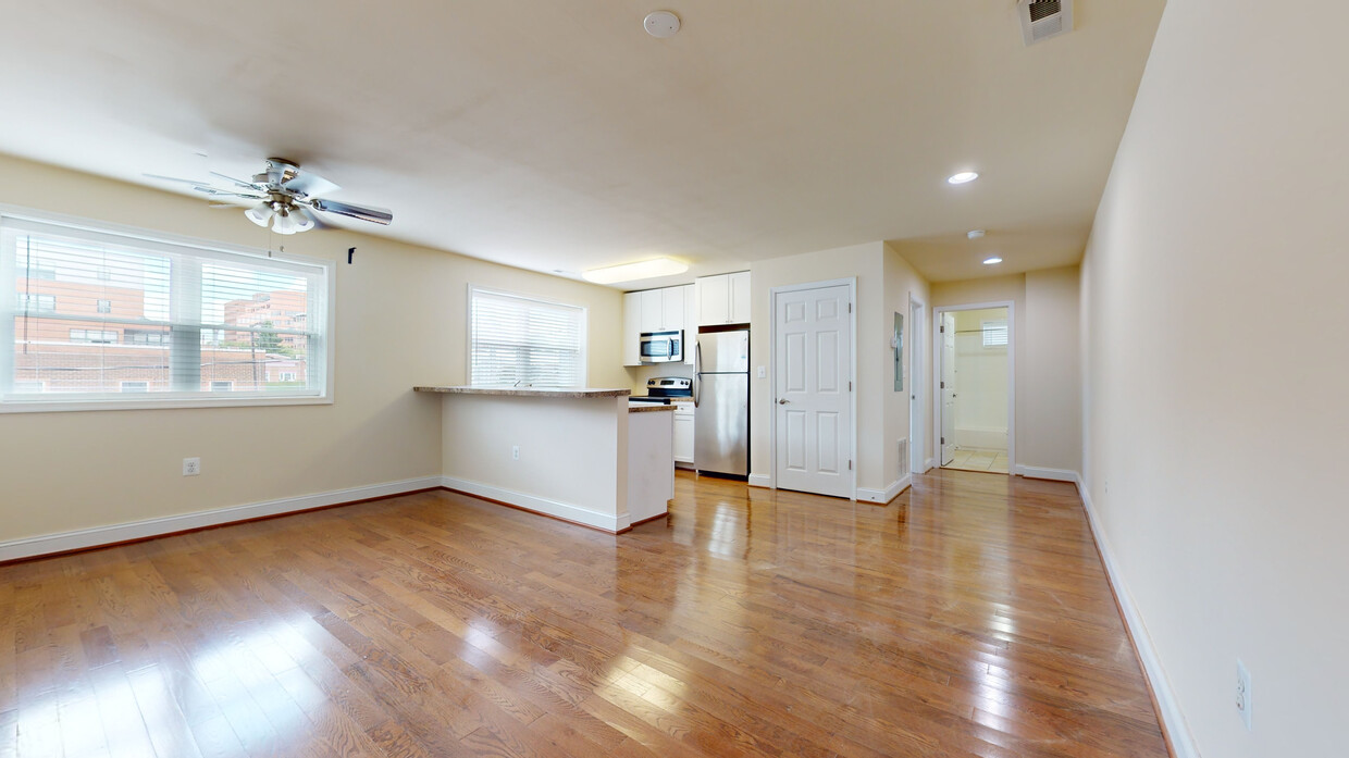 Large living dining area - 3113 St Paul St