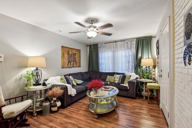 Foto del edificio - 1602 Lone Oak Ave