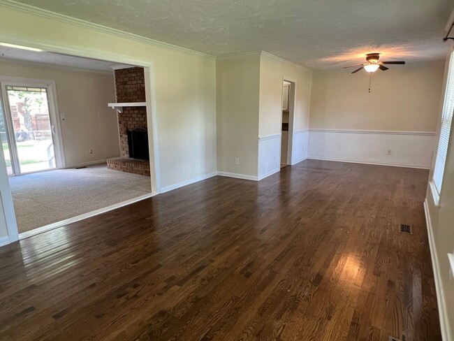 Foto del edificio - Conveniently Located Home with Fenced Back...