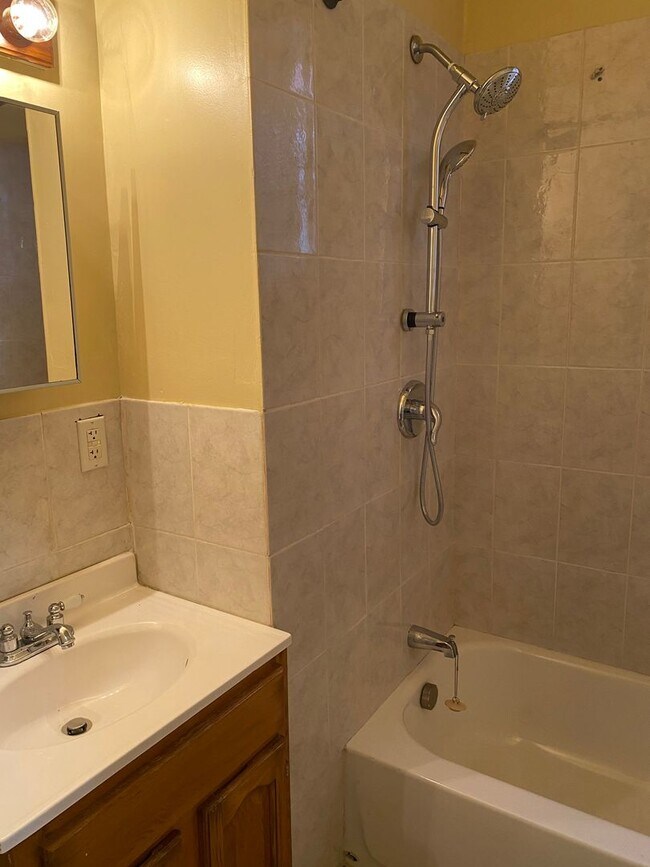 Foto del edificio - Spacious Rooms! Hardwood Flooring Throughout! A/C! W/D Hook-Up!