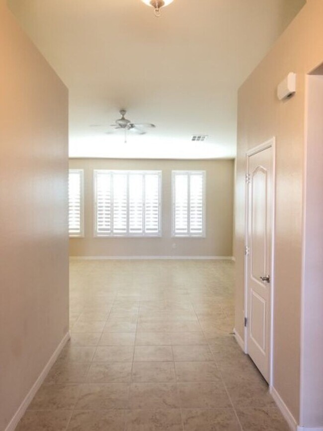 Foto del edificio - COMING SOON! A Beautiful 4 Bedroom / 2 Bat...