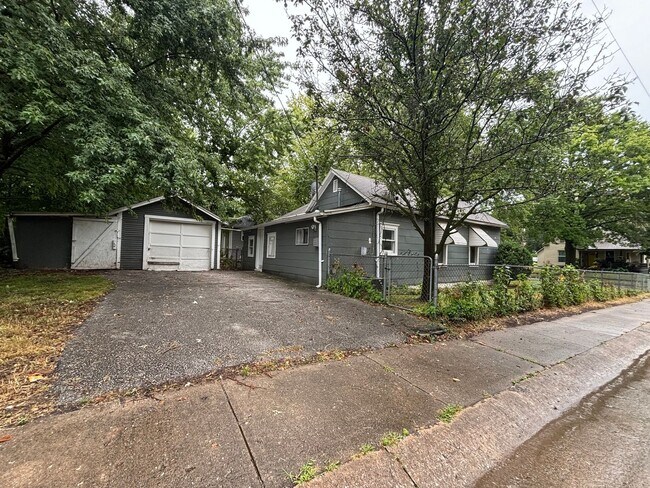 Foto del edificio - Spacious 2 bedroom 1 bath home with fenced...