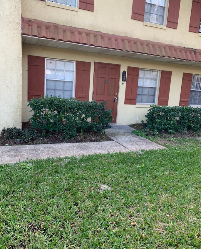 1112 W Main St Unit H4, Leesburg, FL 34748 Condo for Rent in Leesburg