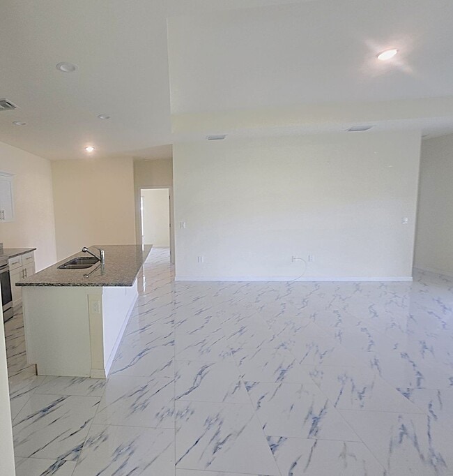 Foto del edificio - CORNER DULEX-PRIME LOCATION-THREE BEDROOM, TWO BATH, ONE CAR DUPLEX