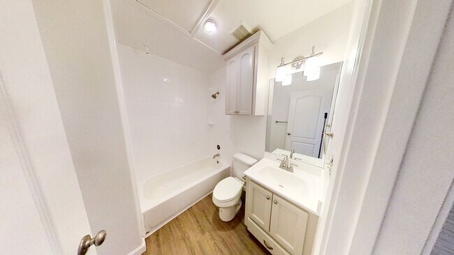 Hallway Bath - 614 Jasper St