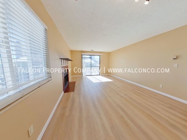 Foto del edificio - Dazzling Apartment in Oak Valley! - Availa...