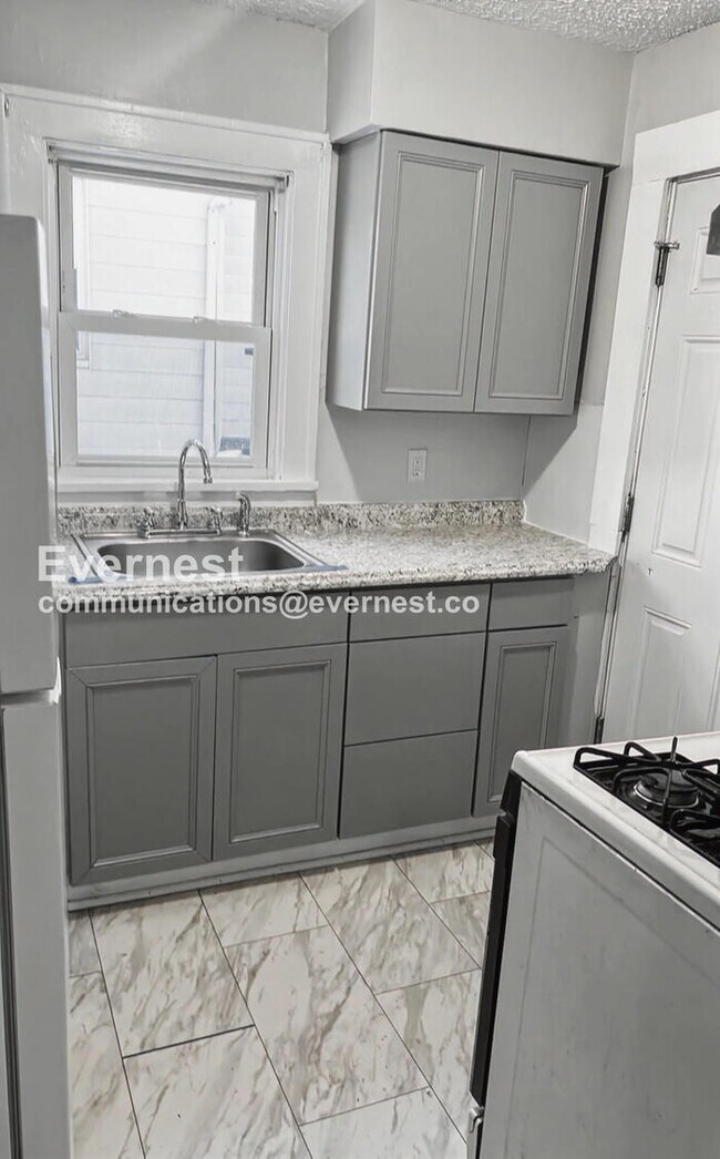 Building Photo - Cozy Comfort on Georgia Ave with Fireplace / 2 beds, 1 bath / Available now!