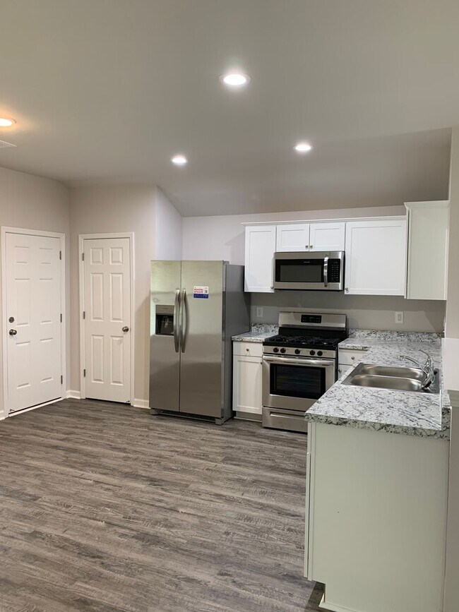 Building Photo - *Preleasing* Three Bedroom | Two Bath Home...