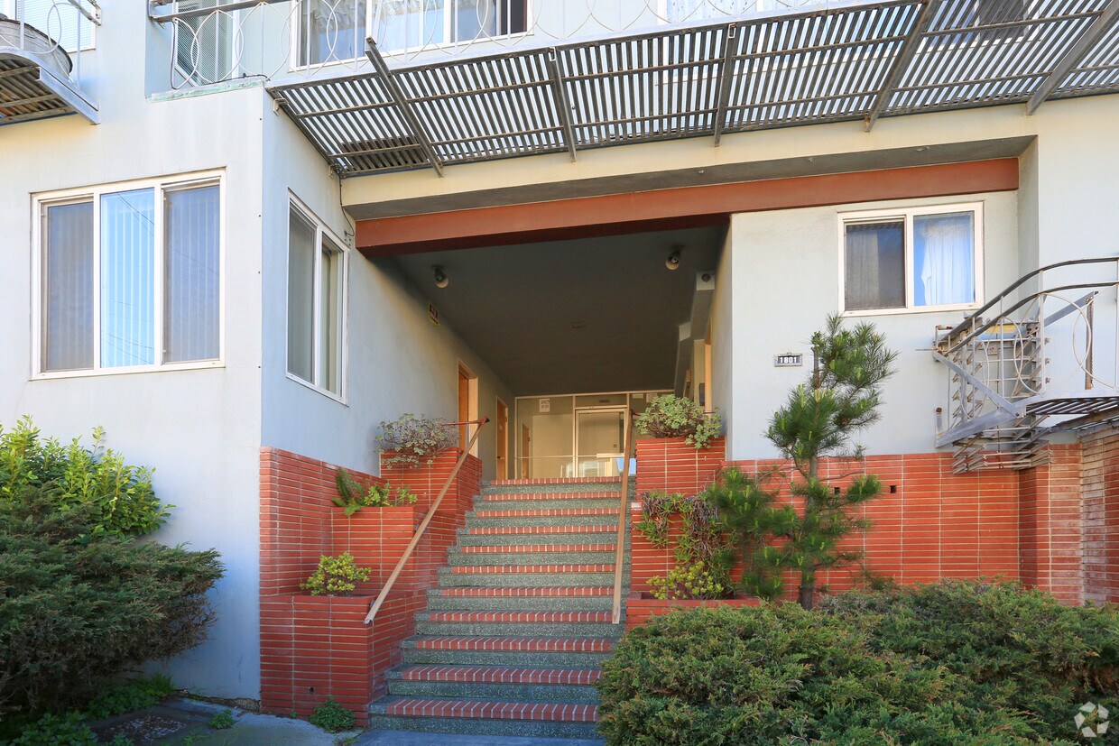 Entrance - 1601-1611 Noriega St