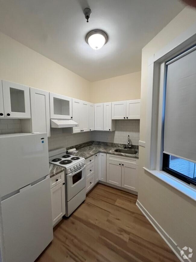 Building Photo - 504 Beacon St