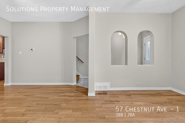 Photo du bâtiment - **Bright 3-Bedroom Home with Fenced Yard & Parking**