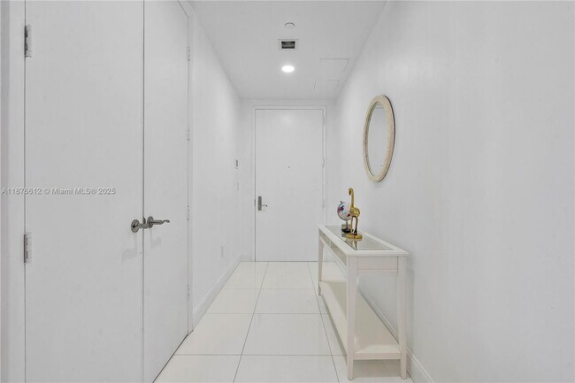 Foto del edificio - 15811 Collins Ave