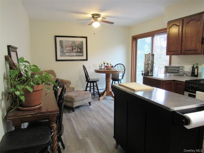 Foto del edificio - 63 River Rd