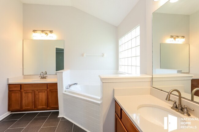 Foto del edificio - 10084 Garden Lake Ct