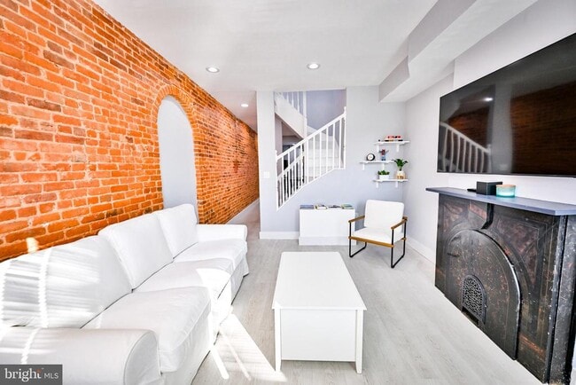 Building Photo - 1015 Riverside Ave