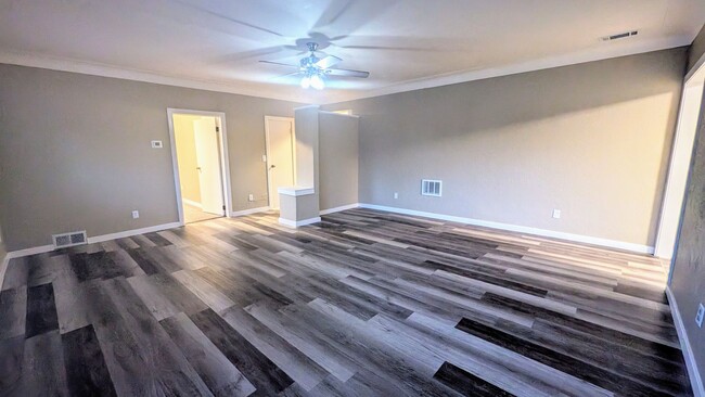Building Photo - 10150 N Riverview Dr