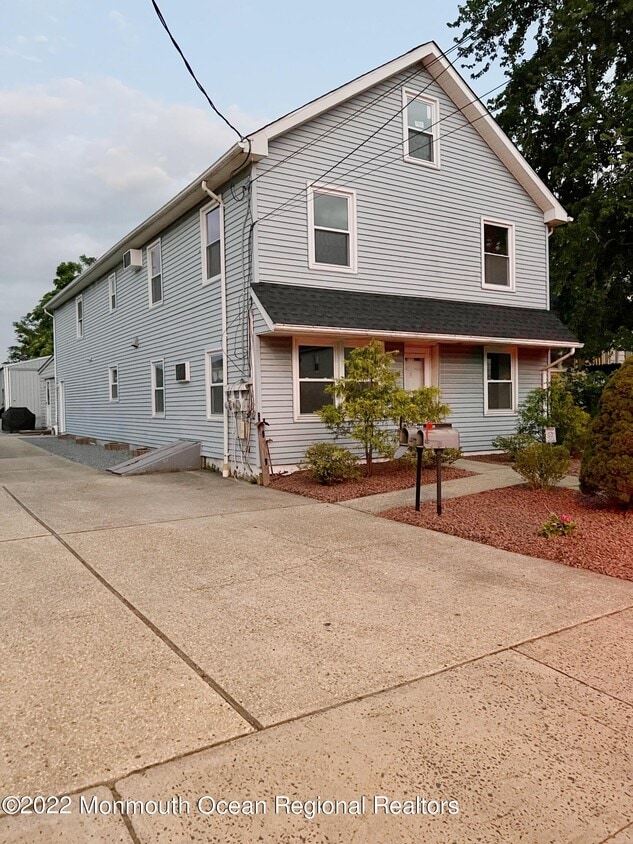 33 Lower Main St, Strathmore, NJ 07747 Townhouse for Rent in Strathmore, NJ