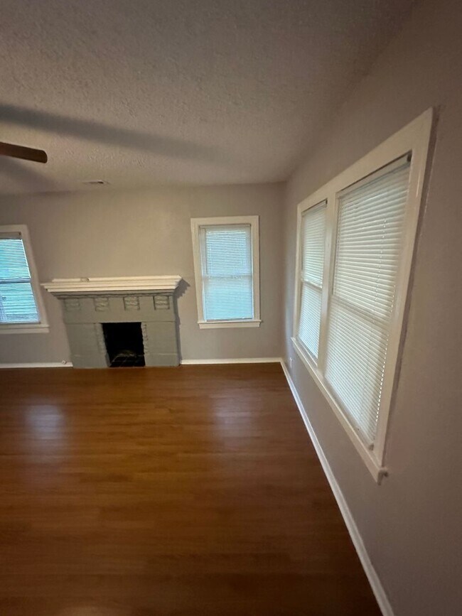 Foto del edificio - Beautiful 2 Bedroom 1 Bath DUPLEX