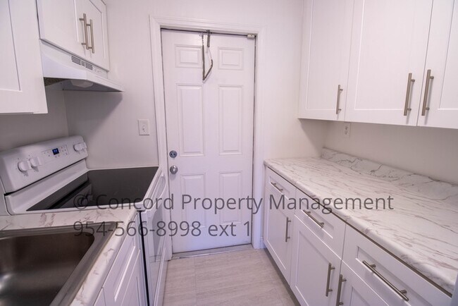 Building Photo - Charming Remodeled 1/1 in Poinciana Park