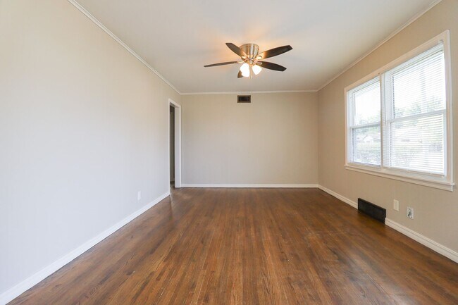 Building Photo - 3 Bed, 2 Bath Corner Lot in Tulsa!