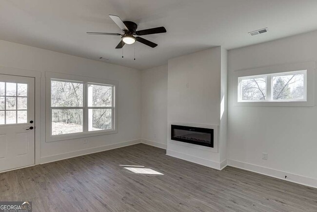 Building Photo - 585 Clayton St