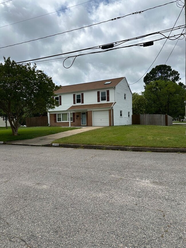 Building Photo - Pembroke Manor-4 bedroom 2.5 bath Single f...
