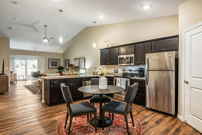 Spacious Kitchens with Breakfast Bar and Room for a Table - Redwood Warsaw