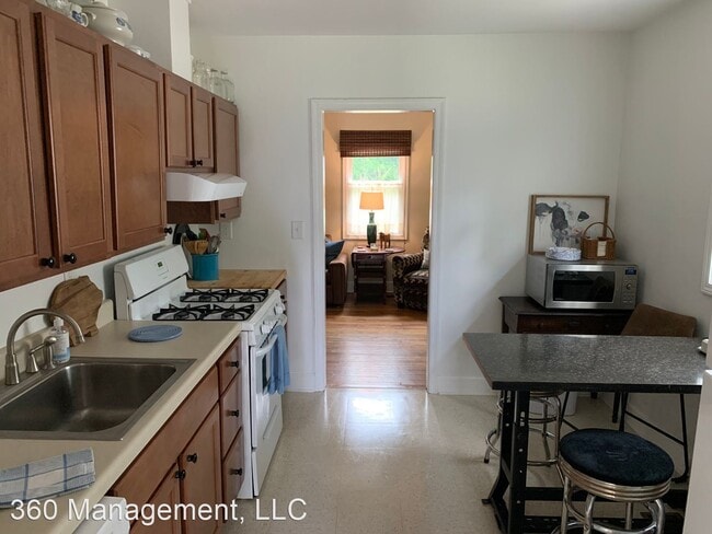 Building Photo - 2 br, 1.5 bath House - 1108 Lakeview Dr