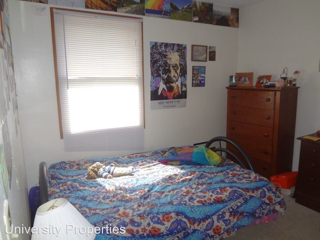 Building Photo - 3 br, 1.5 bath Room For Rent - 3164 Kylemore