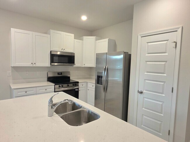Building Photo - 3-Bedroom Townhome