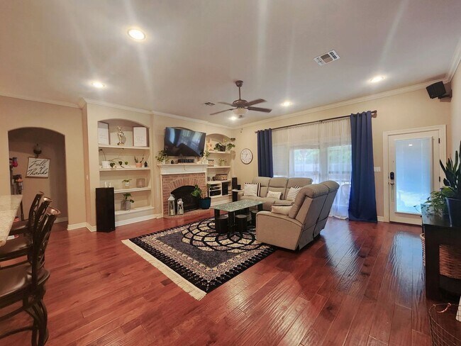 Building Photo - LEGACY BEAUTY.. Close to Barksdale Air For...