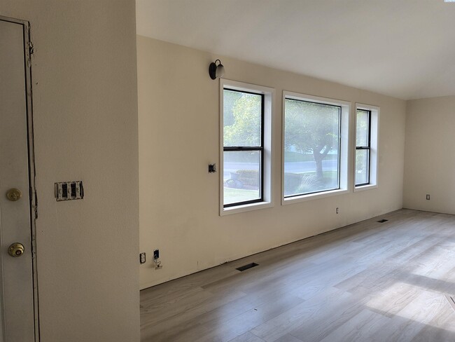 Foto del edificio - New Remodel! 4 Bed, 3 Ba, Deck, Basketball...