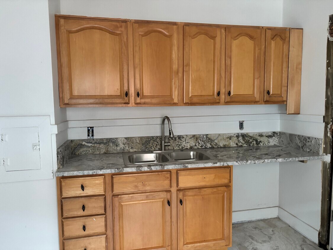 Building Photo - 3244 Clairmount Ave