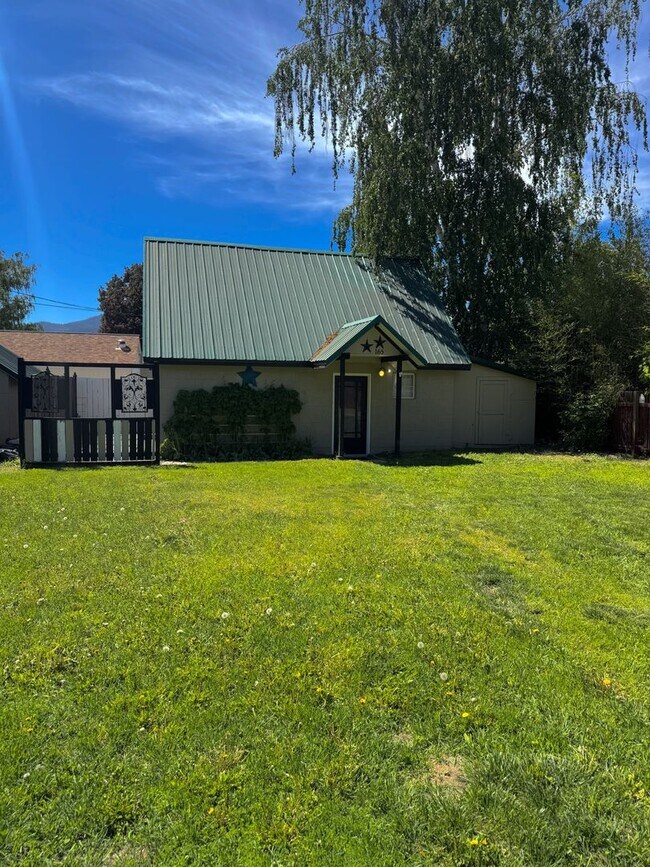 Building Photo - Charming 1-Bedroom Home – All Utilities In...