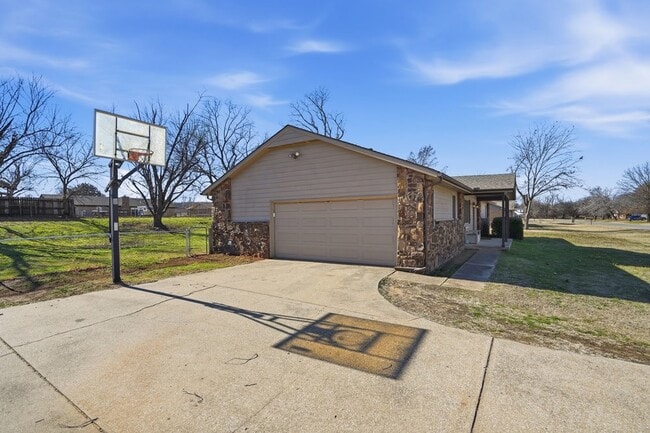 Building Photo - 14548 W 19th St S