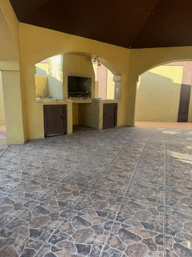 Foto del edificio - 3102 E Plum St