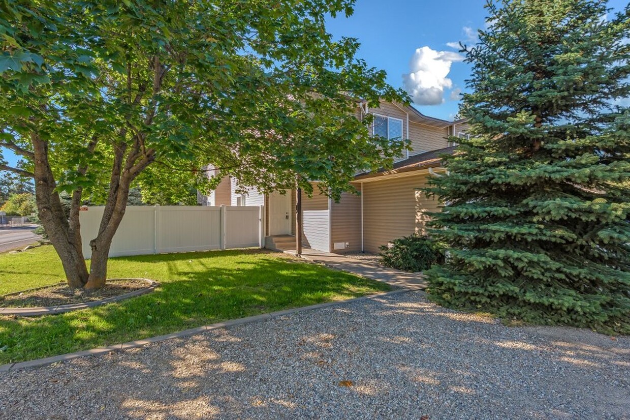 Primary Photo - 3 bed 2.5 bath **Sign 6 mo lease Get 1 mon...