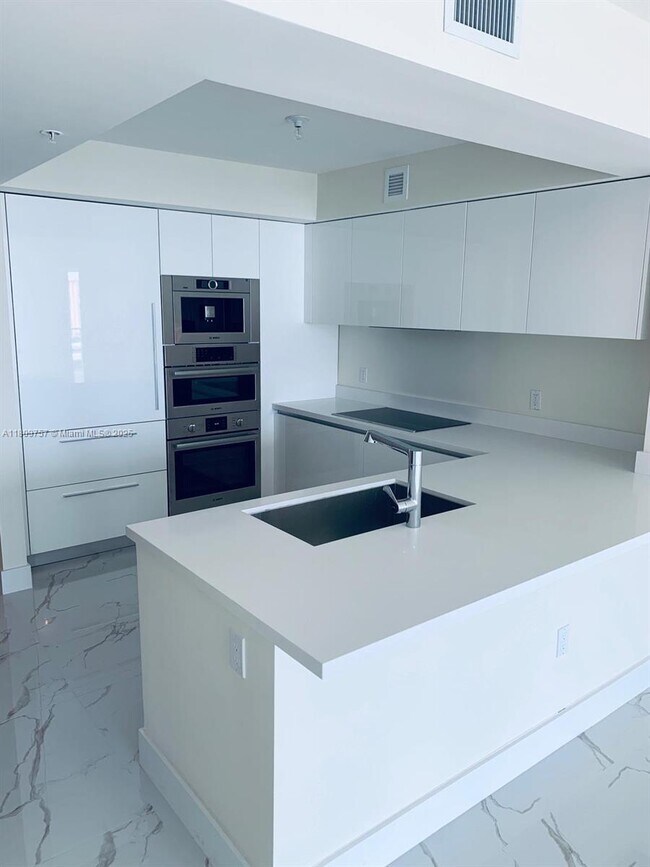 Foto del edificio - 330 Sunny Isles Blvd